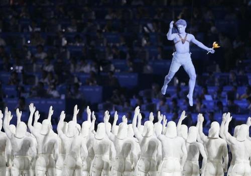 可能在座很多人没看过2004年雅典奥运会的开幕式建议大家看看