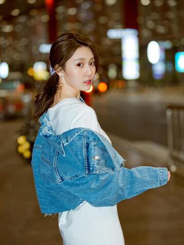 王子璇机场街拍甜笑伊人 俏皮马尾活力十足