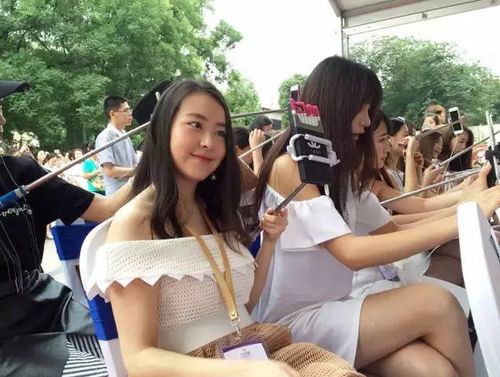 成都南门出怪事了!几十万红包随便送!还有网红直播干那啥