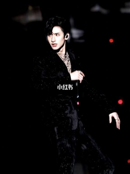 严浩翔腹肌合集!血槽已空99_严浩翔_腹肌_娱乐_明星