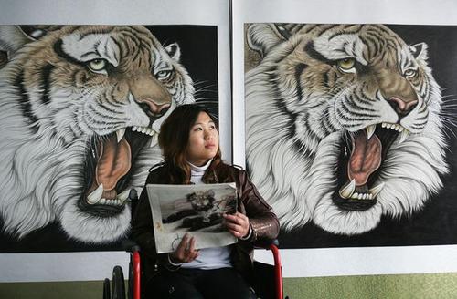 农村残疾女单手绘画绘出多彩人生,一幅画卖一万多,有了幸福家庭