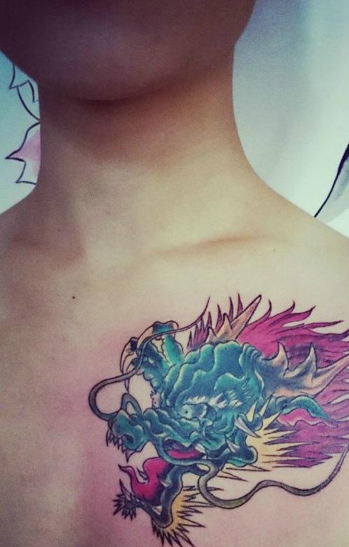 帅气小男生胸前的彩色邪龙刺青 - 纹身部落
