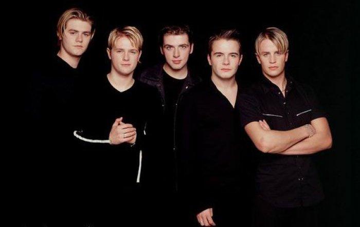 westlife由kian,shane,mark,nicky和bryan(2004年离队)组成,westlife