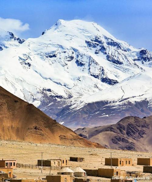 从喀拉库勒湖南望慕士塔格山,海拔7509米的慕士塔格山