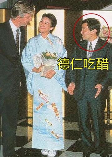 雅子对着男友人撒娇,德仁醋意迸发眼神凌厉,伸出的手