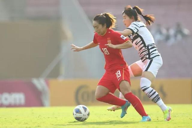 中国女足3:2逆转绝杀韩国捧起2022年女足亚洲杯奖杯,替补上场的21岁