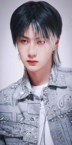 王一博壁纸:冷峻的眼神,梦幻风蓝白挑染长发,潮流中带