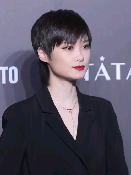 我要上热门#李宇春这十年如一日的发型是不是该换了