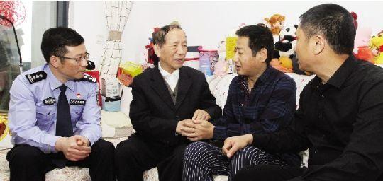 吴天祥和廖启元看望重症民警.通讯员供图