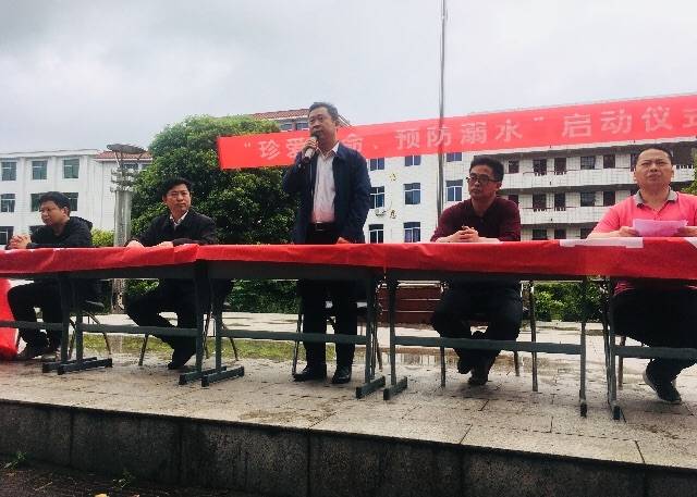 窑头中学校长邹日芬宣读倡议书,要求在校老师和学生一起做好防溺水