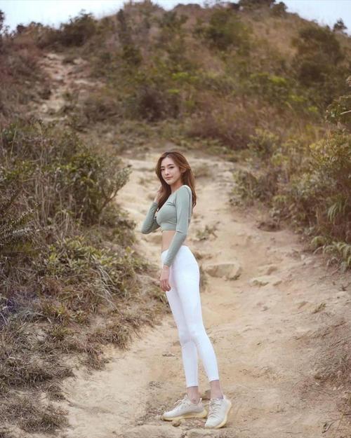 前tvb女主播陈嘉倩转型做kol拍广告,身材fit到爆的嘉倩bb经常行山做