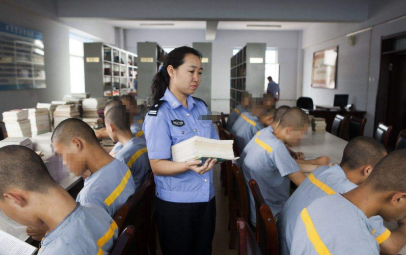 监狱里面的犯人平常吃饭要钱吗,伙食怎么样?老狱警说出大实话