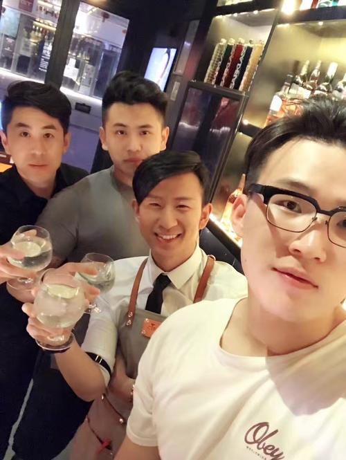 一群帅哥老板,你还不去喝酒