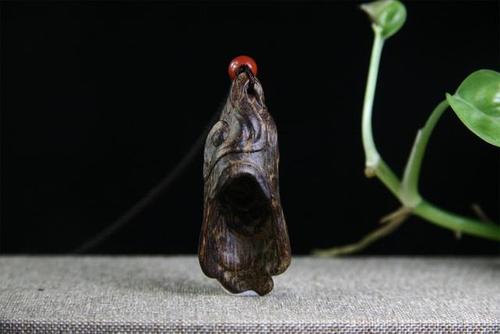 沉香寓意吉祥妙用良多,那沉香吊坠怎么盘玩,可参考这些步骤