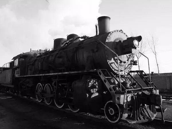 说起世界上第一辆火车,历史倍儿棒的同学应该能想起来,那是工业革命