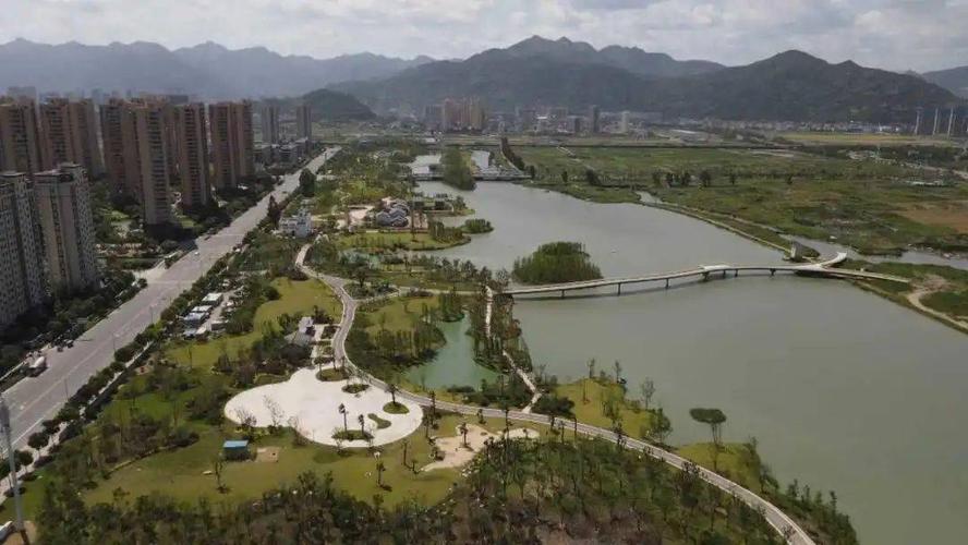 全文字数:1040 阅读时间:约3分钟 走进东运河公园,大片的绿地在蓝天