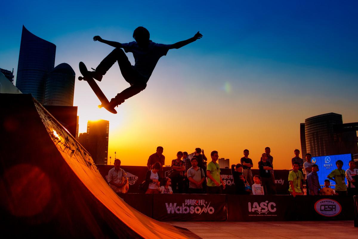 三者都是滑板的品牌,滑板运动在国内兴起较晚,宇宙,魔术师和燃烧冰