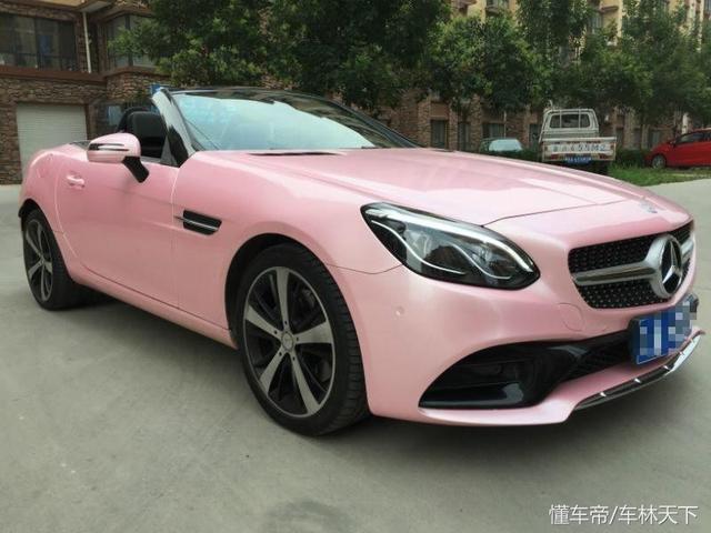 济南小伙为博得女友芳心, 60万落地嫩粉奔驰跑车, 看着就很迷人