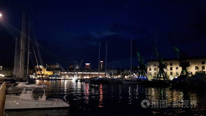 一个惊人的标题热那亚港口夜间与路灯和一些私人游艇