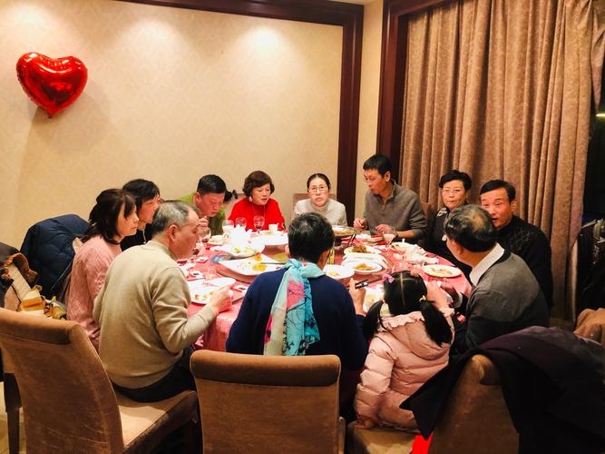 兄弟姐妹们团团围坐在一起吃年夜饭,其乐融融