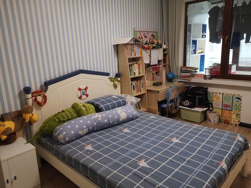 房间整理好了,看着妈妈平时帮我整理房间很简单,但我自己做起来还是很