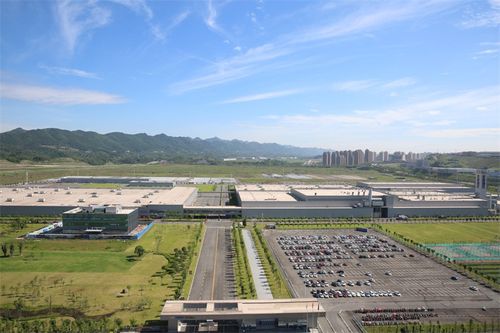 北京现代重庆工厂全景图在轿车部总装车间科长王莽的带领下,组委会