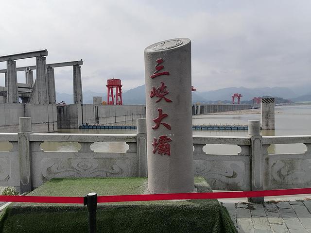 游览完185观景台坐景交车去三峡大坝的最后一个景点截流纪念园马上