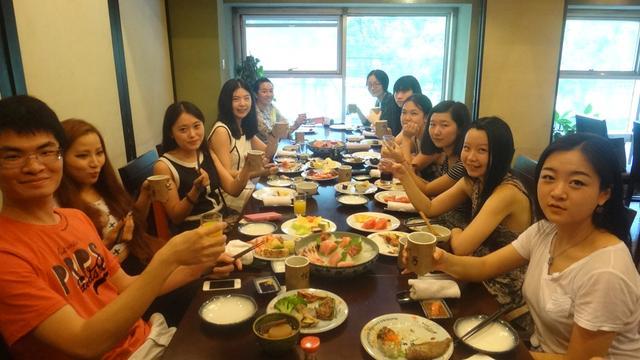 同学聚会一桌十个人却只有一个女生女生没吃饭就哭着跑出去