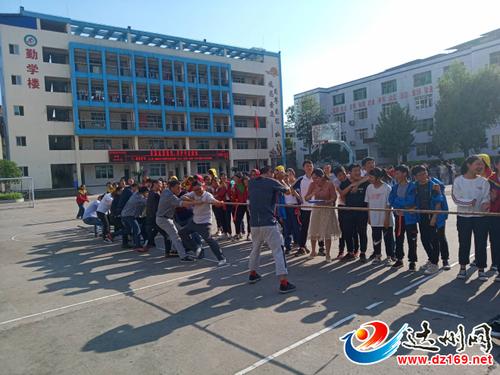 宣汉县天生中学举行教职工活动庆"五一"