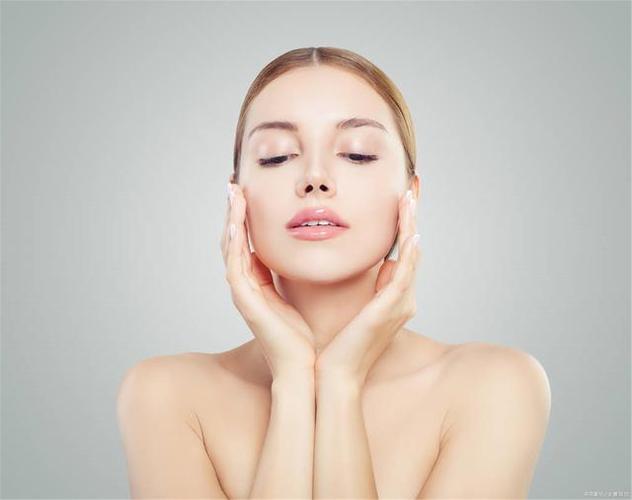 正确使用护肤品,按摩脸就可以延缓衰老