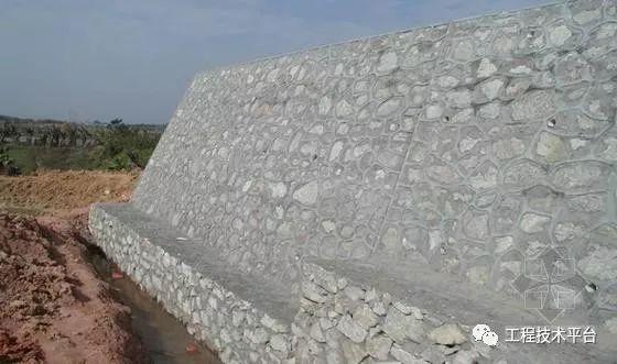 应分层填筑,松铺厚度应不超过20cm,压实度应满足规范和设计文件的要求