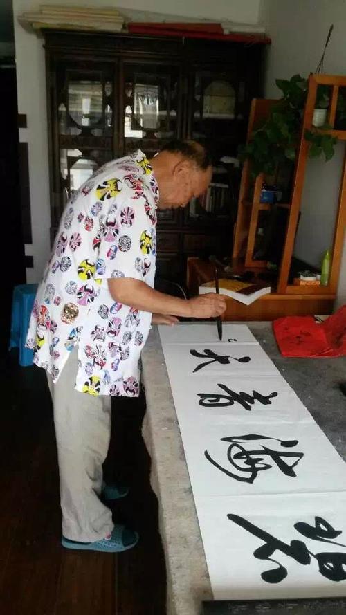 著名书法家邢振宇在工作室书写作品