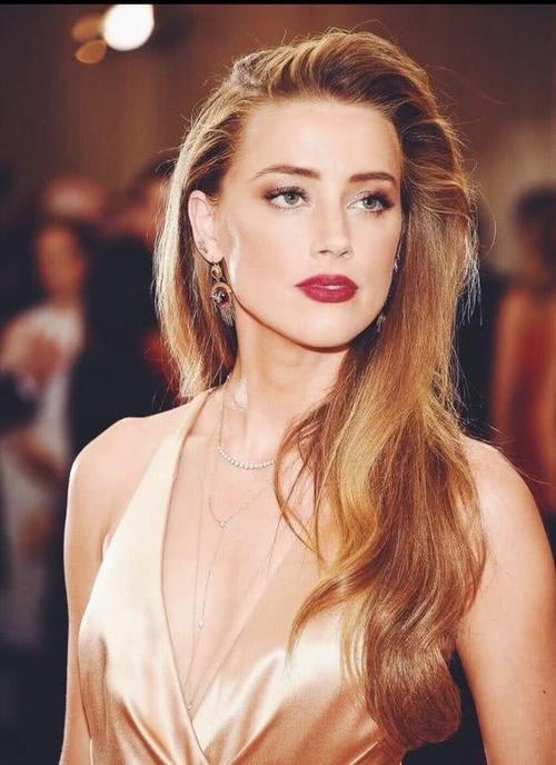 德普前妻艾梅柏巴黎走秀,"危险女人"脸胖太多,气场却更加强大