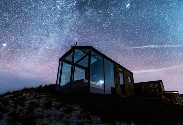 遥远的冰岛星空下的小小玻璃屋