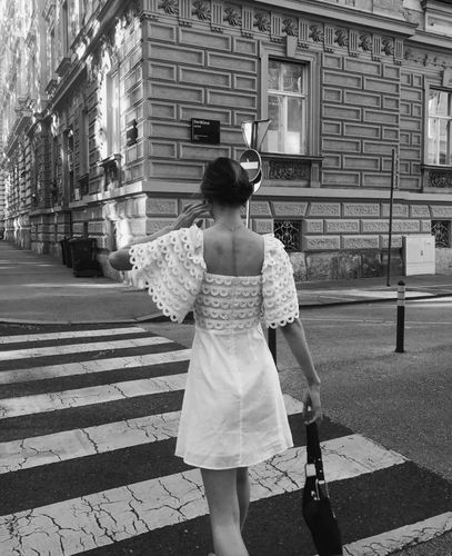 过马路也可以只拍背面,"背影杀手"在此,换个黑白滤镜,超有故事的氛围!