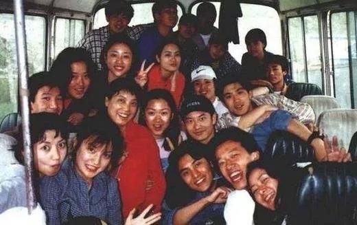 北京电影学院"96明星班"合影——赵薇(左二),陈坤(右三),黄晓明(黑色