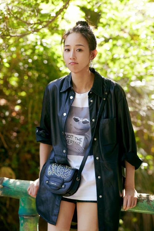 百吃不胖女神张钧甯录制锋味皮衣配短裤清爽又干练