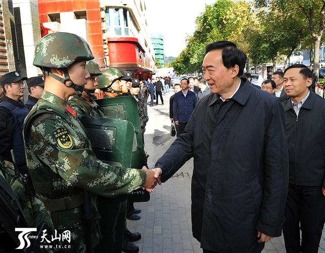 陈全国在乌鲁木齐市看望慰问执勤民警和武警官兵
