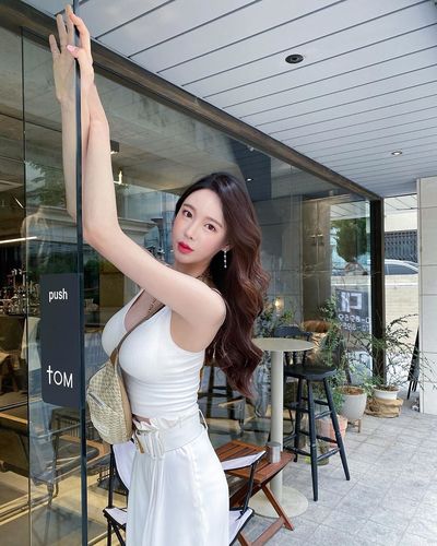 ins美女01期 | 圆润坚挺 身材高挑