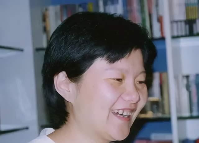 洪晃昔日好友,法国时尚杂志《elle》的主编晓雪,曾经这样描写洪晃