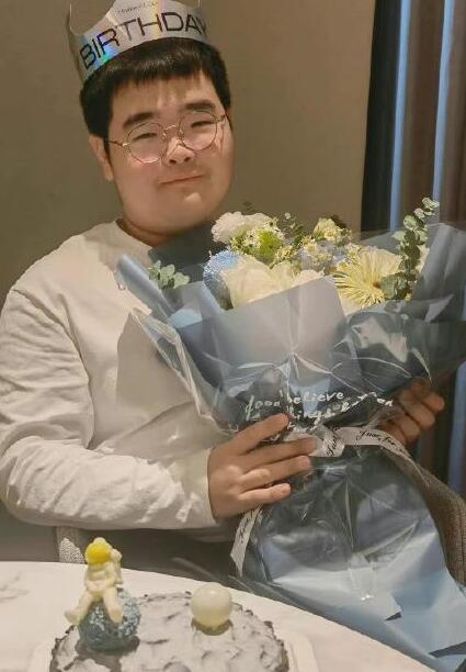 中"谢飞机"的扮演者近照曝光,当天谢飞机手里捧着鲜花,13岁的他和小