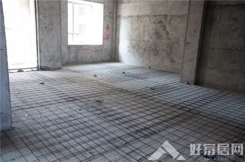 聚氨酯楼地面施工完成后20分钟内严禁上人,熟化24小时后,进行钢筋网