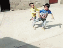 爆笑gif图:大哥,这身衣服是你女儿给你买的吧!