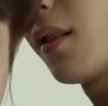 微表情伸舌头舔嘴唇的意思是这个人对他具诱惑性,表示喜爱