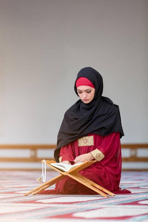 年轻的穆斯林妇女在清真寺的祷告