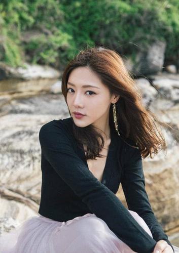 原创 邓家佳:4岁上迎春晚会,高考越线200分,与深爱15年老公离婚收场