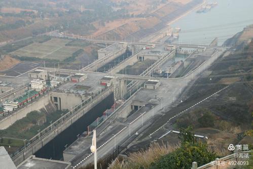 三峡大坝全长3335米,坝顶高185米,于1994年12月14日正式动工修建