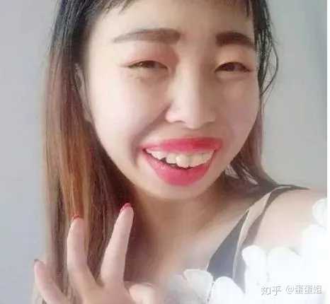 如何看待斗鱼游戏主播乔碧萝殿下直播不小心露脸这一直播事故?