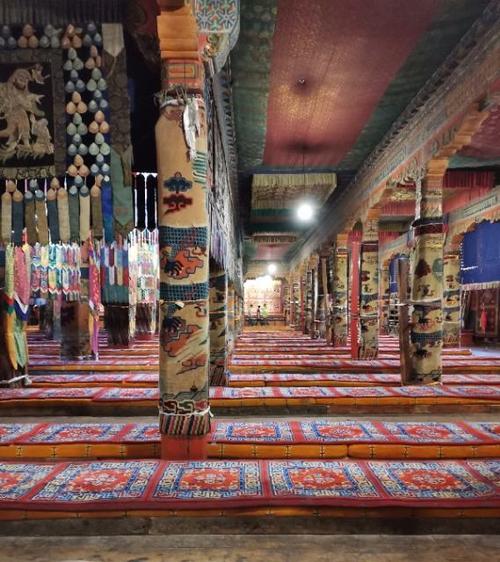 大经堂是塔尔寺宗教组织的最高权力机构.