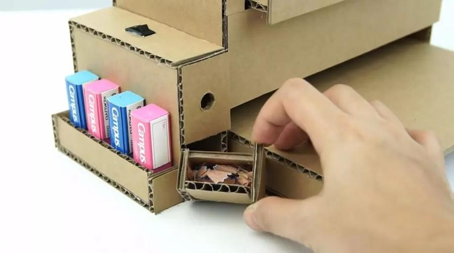 别看是纸板做的,但隐藏了4大实用功能,这文具盒够霸气